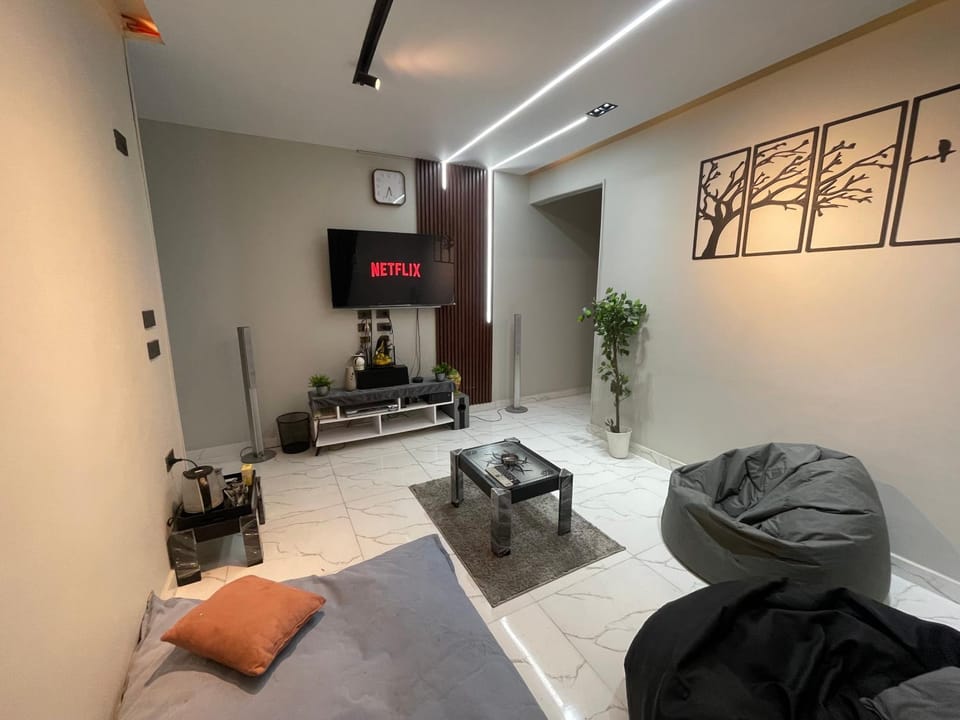 Communal lounge/ TV room, TV and multimedia, Seating area, Evening entertainment