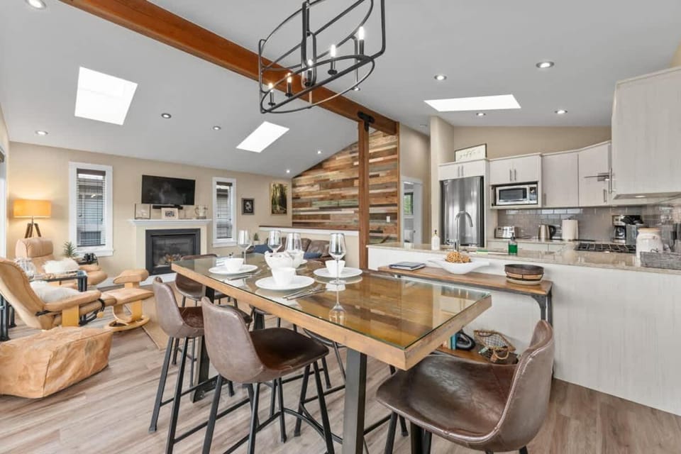Oceanview - Pet Friendly - Gas Fireplace - Wild Beauty House in Cowichan Valley
