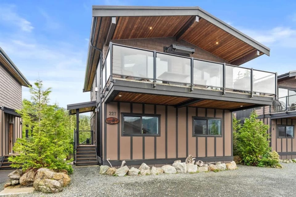 Oceanview - Pet Friendly - Gas Fireplace - Wild Beauty House in Cowichan Valley