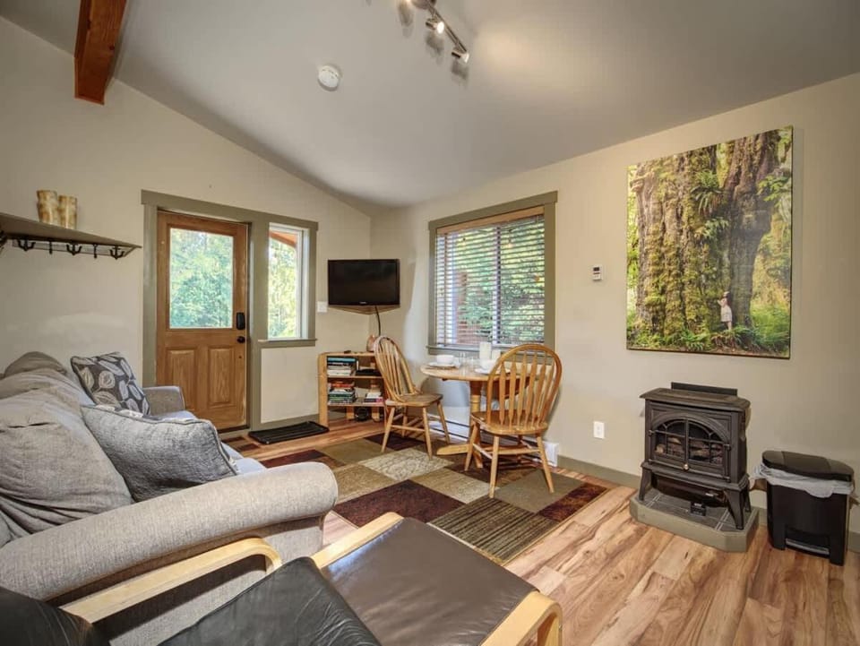 Explorers Retreat Private Sauna - Pet Friendly House in Cowichan Valley