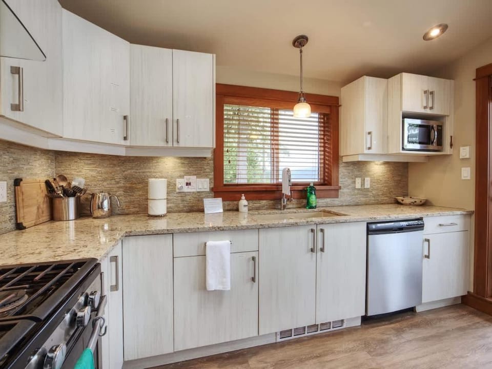 Going Coastal A - Oceanfront - Pet Friendly House in Cowichan Valley