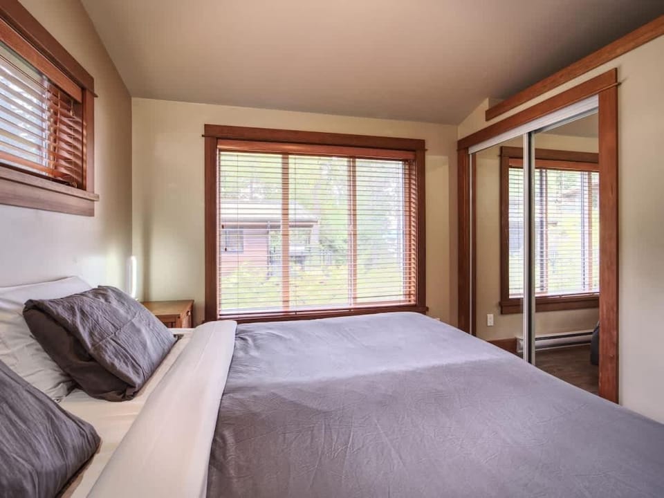 Going Coastal A - Oceanfront - Pet Friendly House in Cowichan Valley