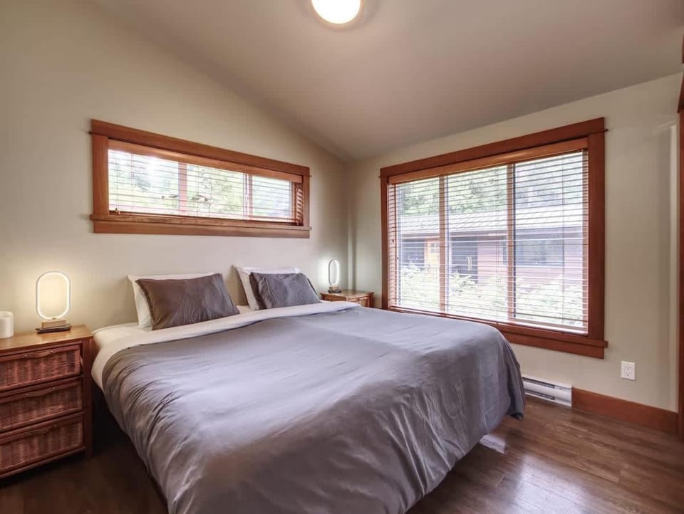 Going Coastal A - Oceanfront - Pet Friendly House in Cowichan Valley