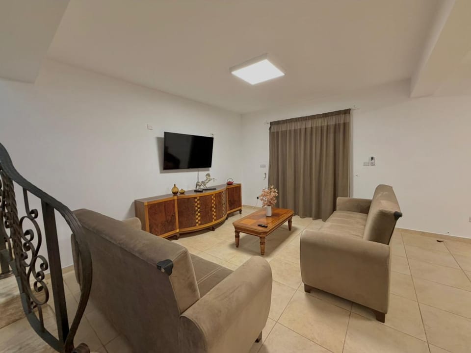 Communal lounge/ TV room, TV and multimedia, Living room, Seating area, Evening entertainment