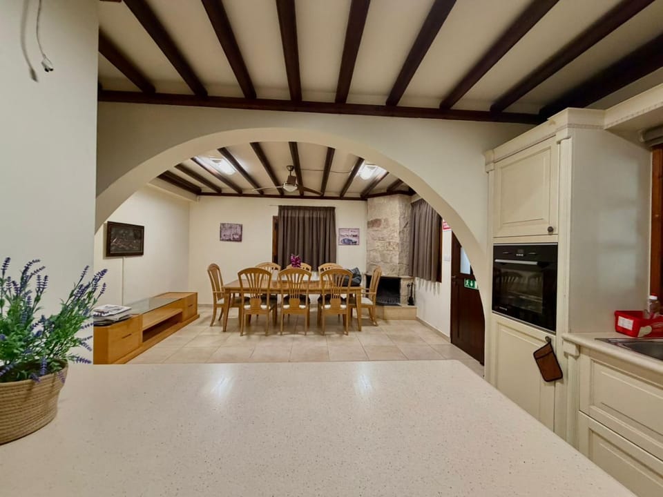 Kitchen or kitchenette, Living room, Seating area, Dining area, oven, stove