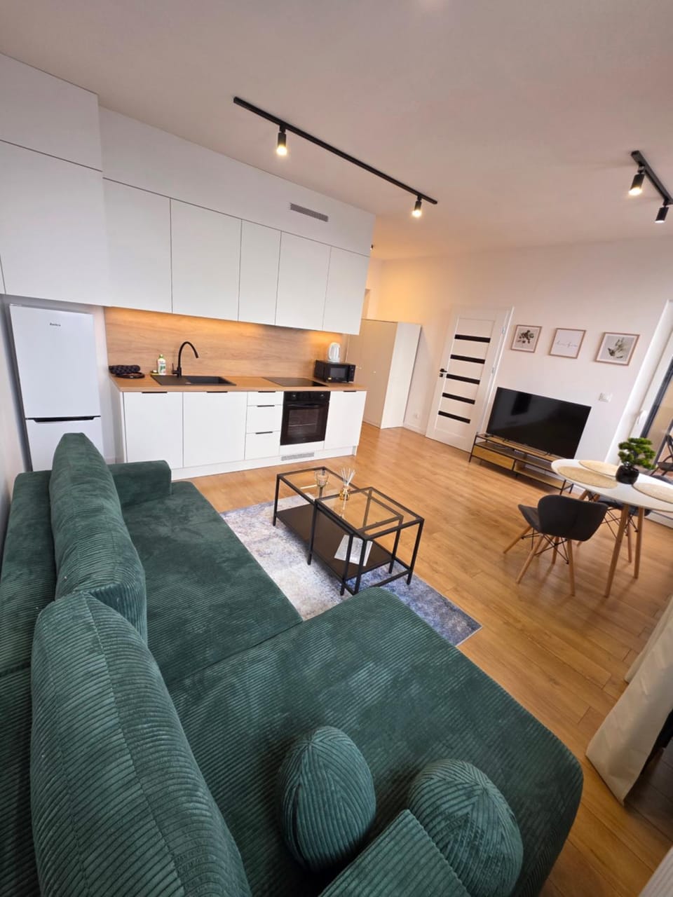 Kitchen or kitchenette, Living room, Seating area, Dining area, stove