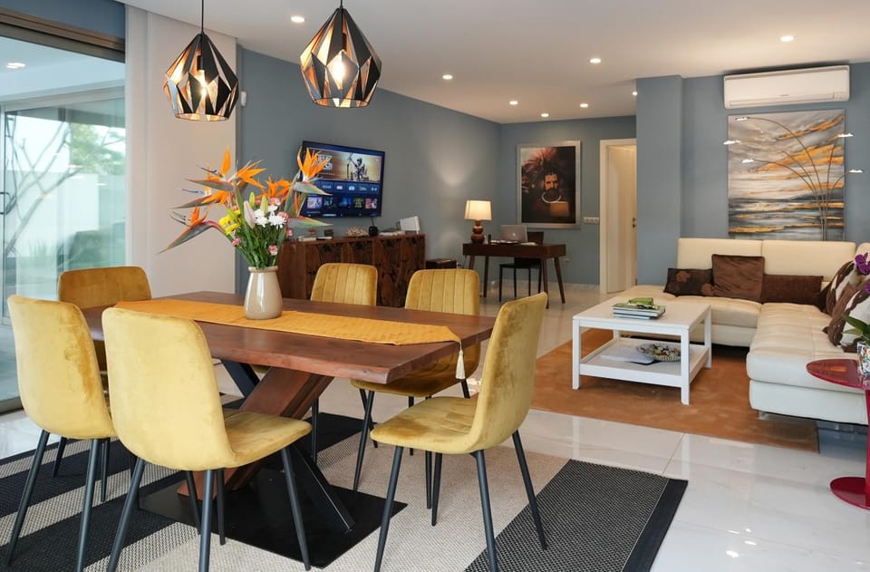 TV and multimedia, Living room, Seating area, Dining area