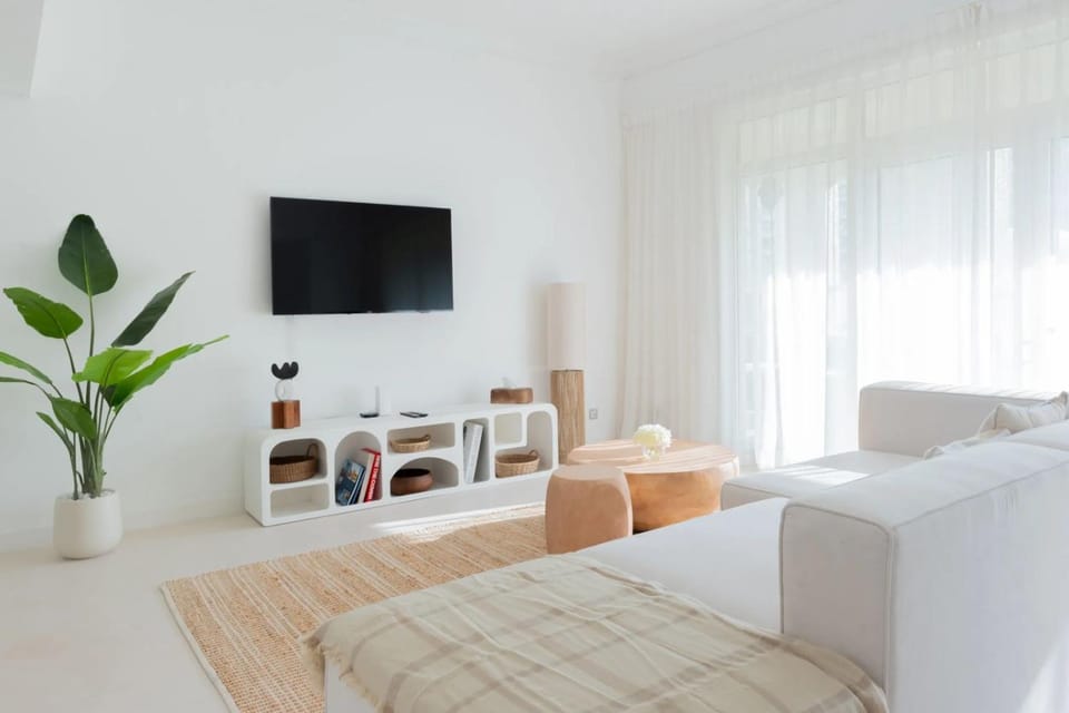 Modern & Bright 2 Bedroom Apartment at The Palm Apartment in Dubai