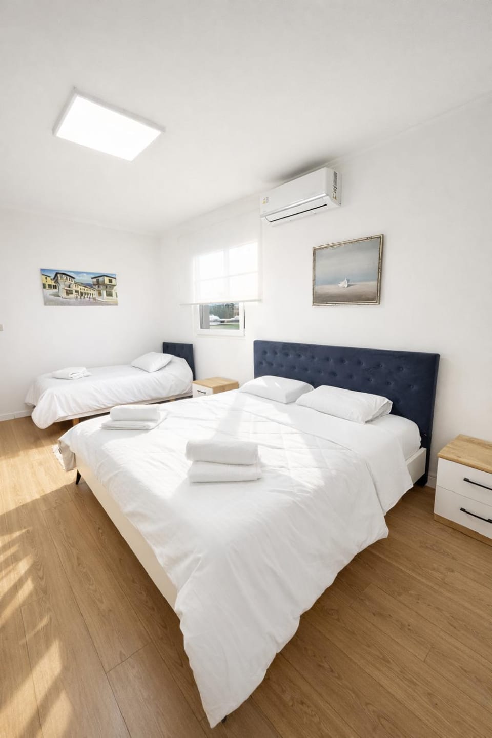 Bedroom, towels