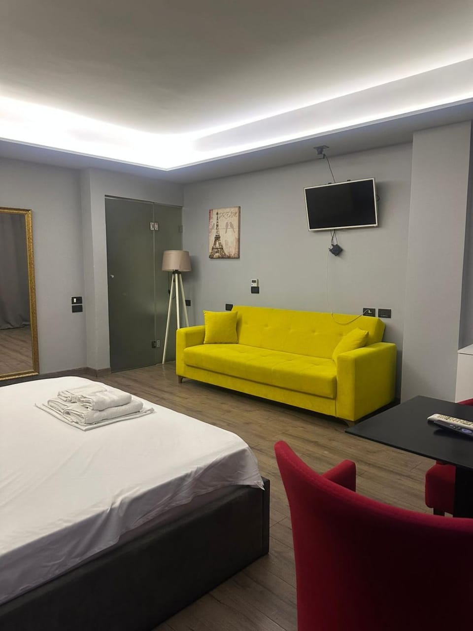 Communal lounge/ TV room, Bed, TV and multimedia, Photo of the whole room, Seating area, Bedroom