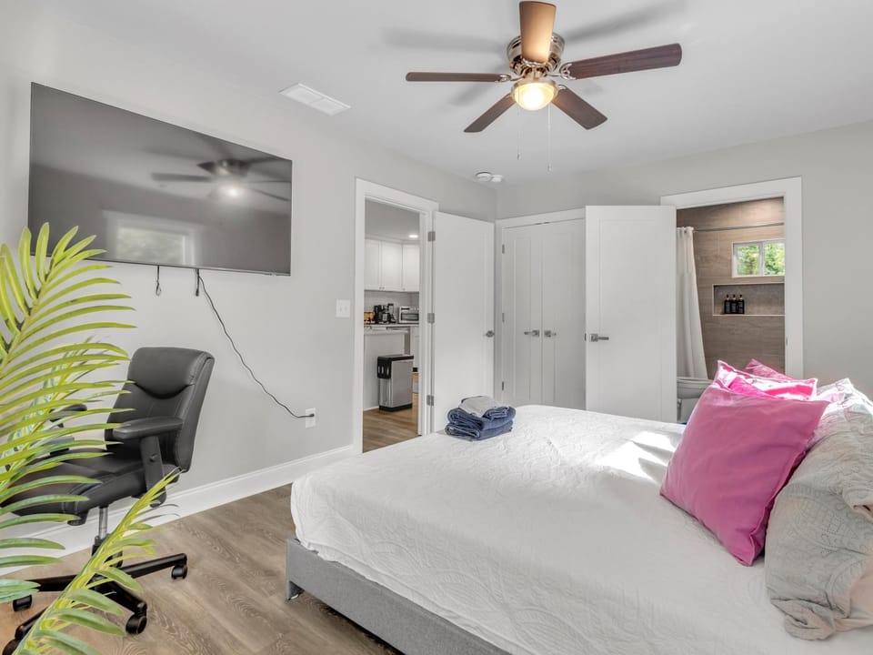 Bed, TV and multimedia, Photo of the whole room, Bedroom, air conditioner