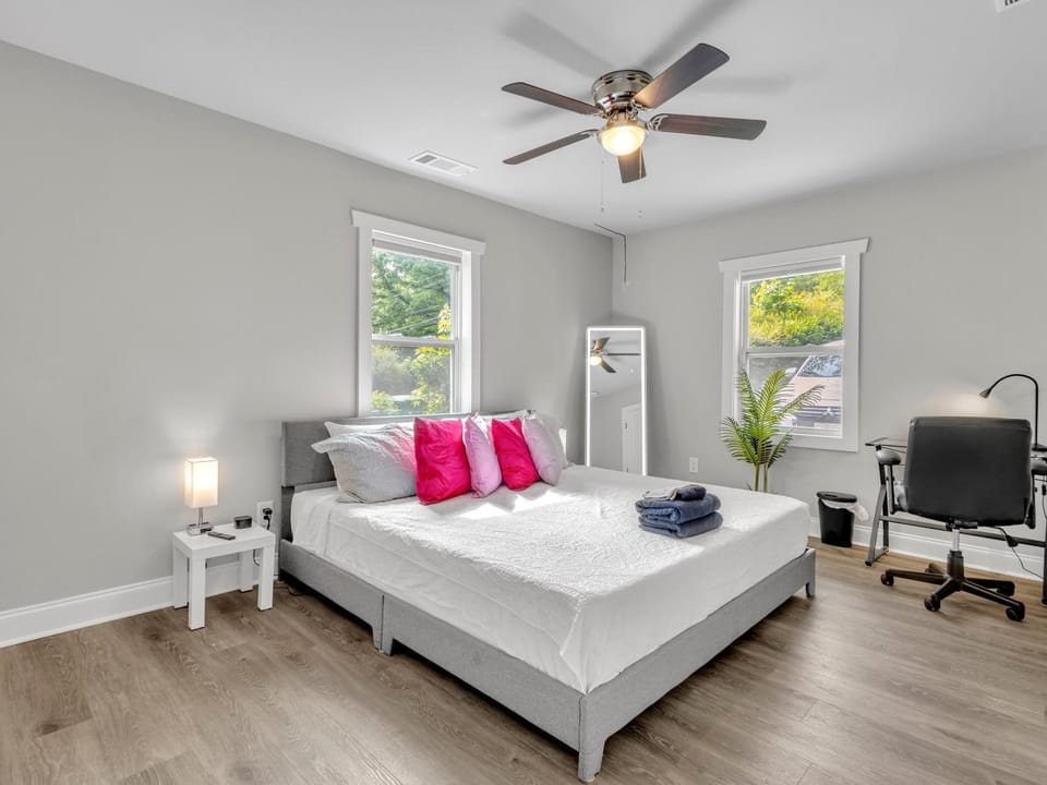 Cozy Home, Family Stay with Office Space, Near Attractions! House in Belvedere Park