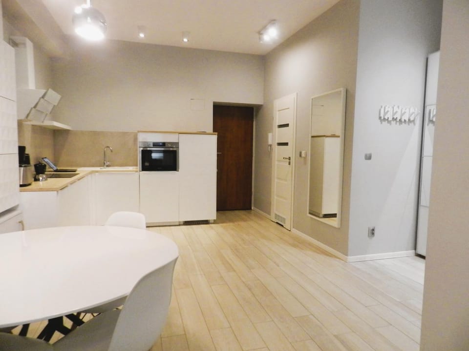 Kitchen or kitchenette, minibar