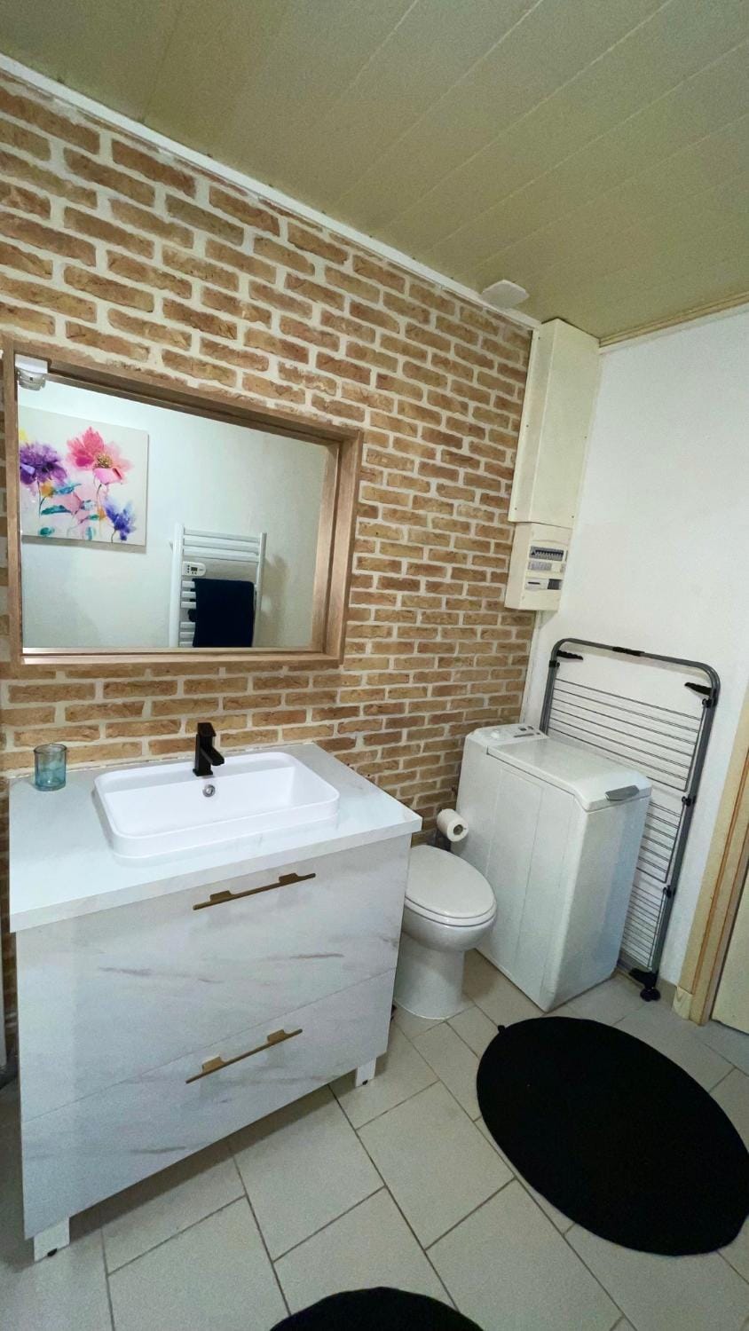 Bathroom, towels, washing machine