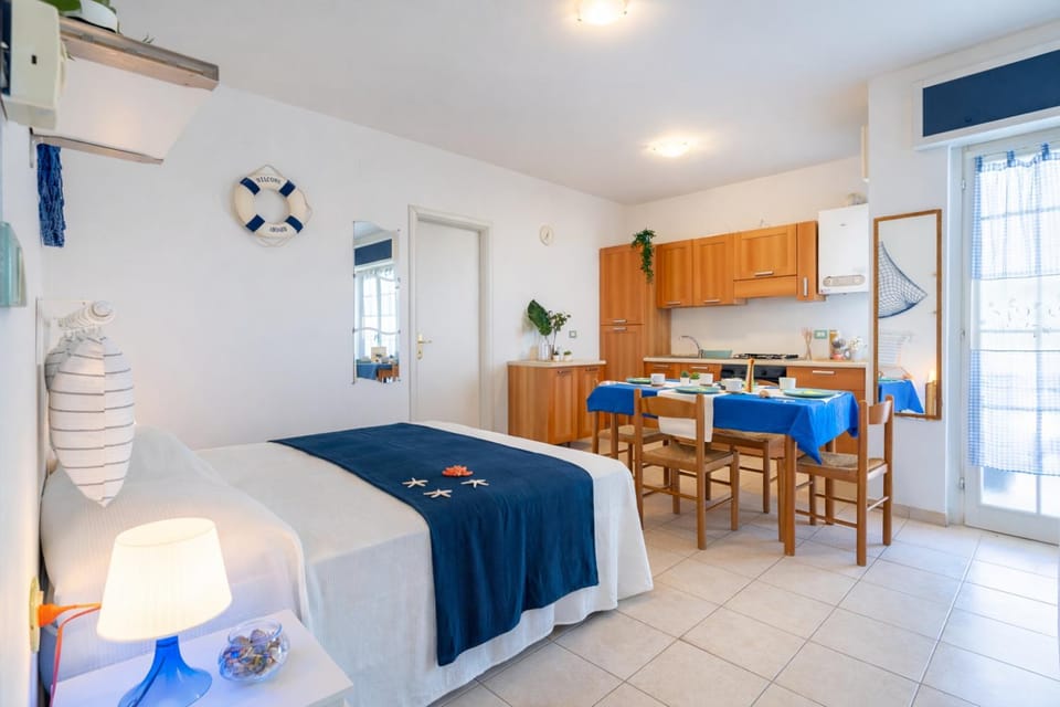 Kitchen or kitchenette, Living room, Dining area, Bedroom