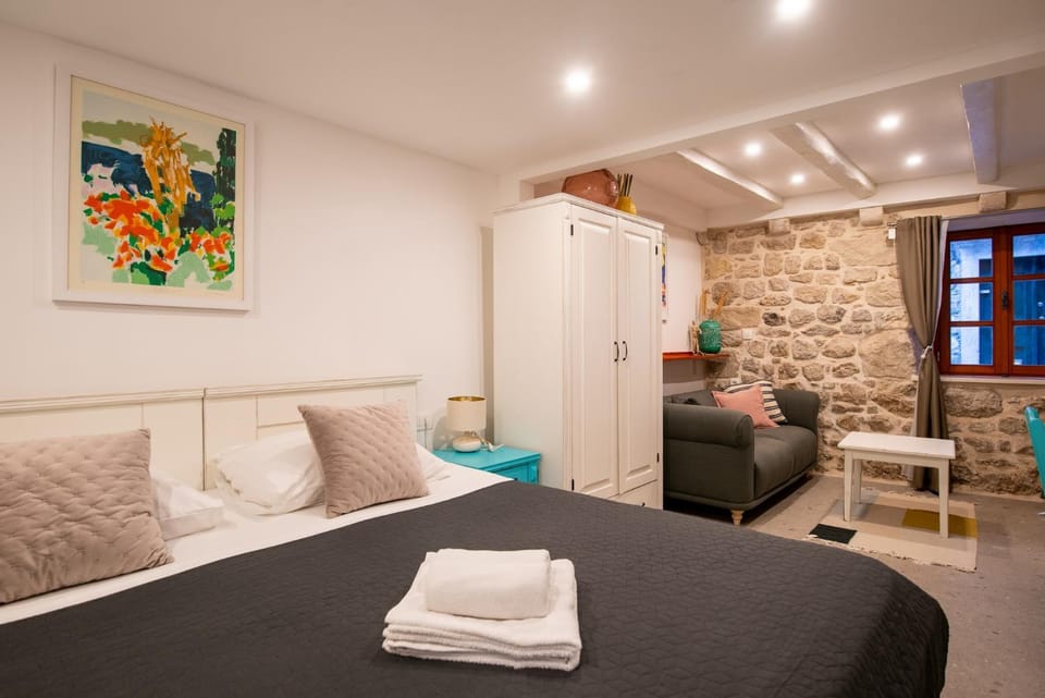 Bed, Seating area, Bedroom, towels