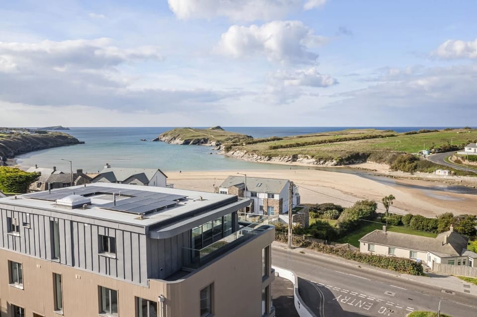 Modern Apartment Opposite Beach Parking & Balcony Apartment in Newquay