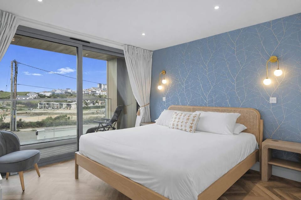 Modern Apartment Opposite Beach Parking & Balcony Apartment in Newquay