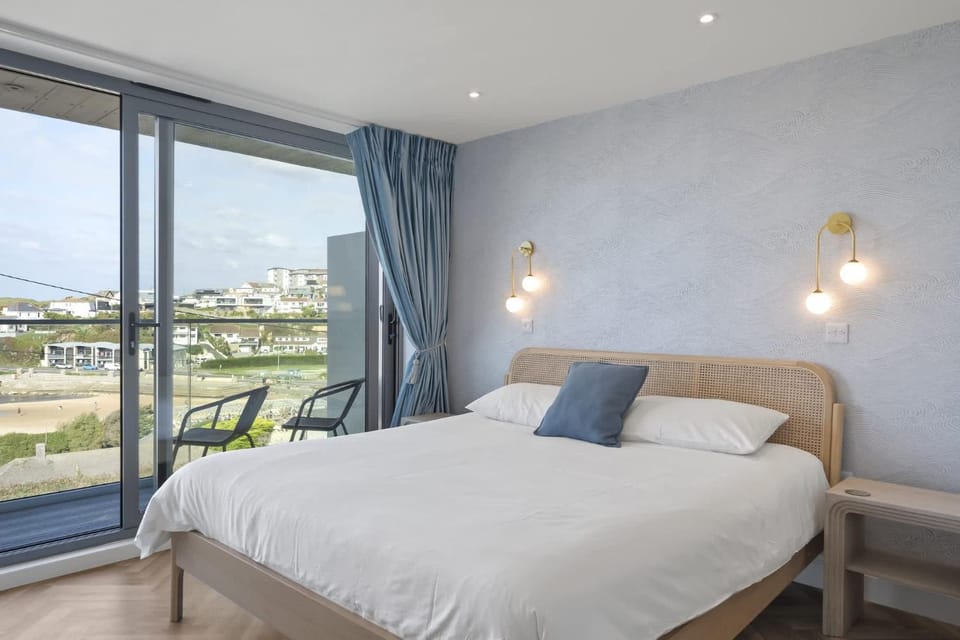 Apartment Balcony with Expansive Sea Views Parking Apartment in Newquay