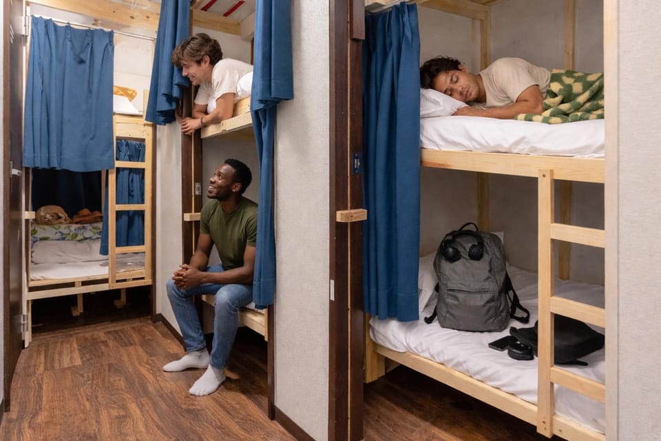 Bed, People, Photo of the whole room, Bedroom, group of guests, bunk bed, towels