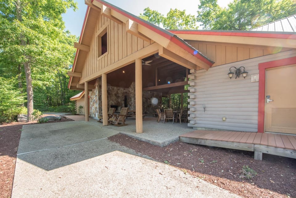 Mountain View Lodge by Railey Vacations House in McHenry