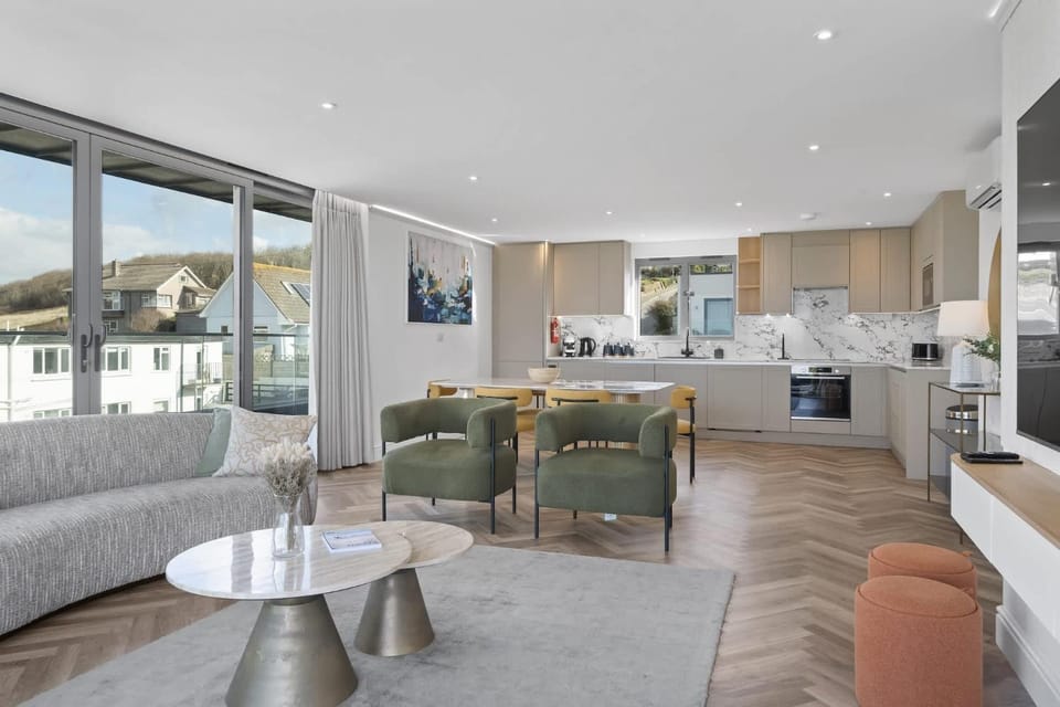 Penthouse Balcony with Expansive Sea Views Parking Apartment in Newquay