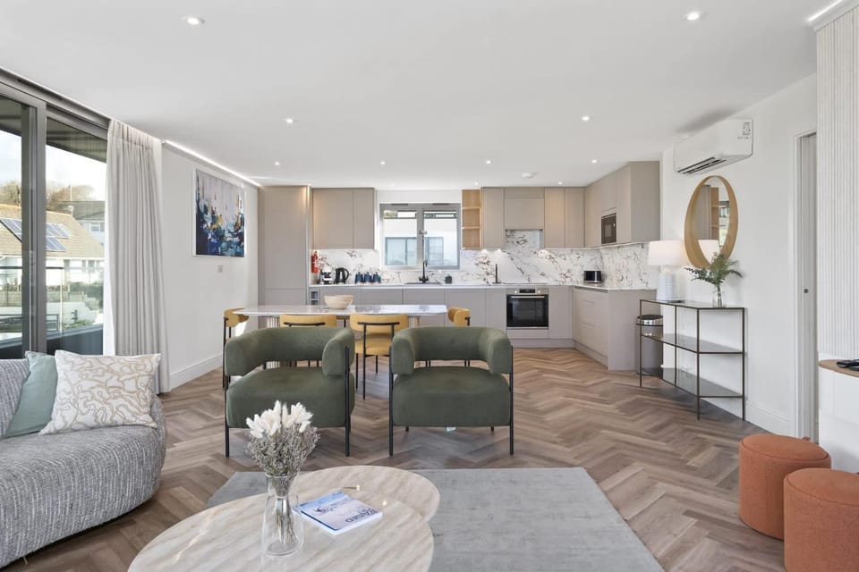 Penthouse Balcony with Expansive Sea Views Parking Apartment in Newquay
