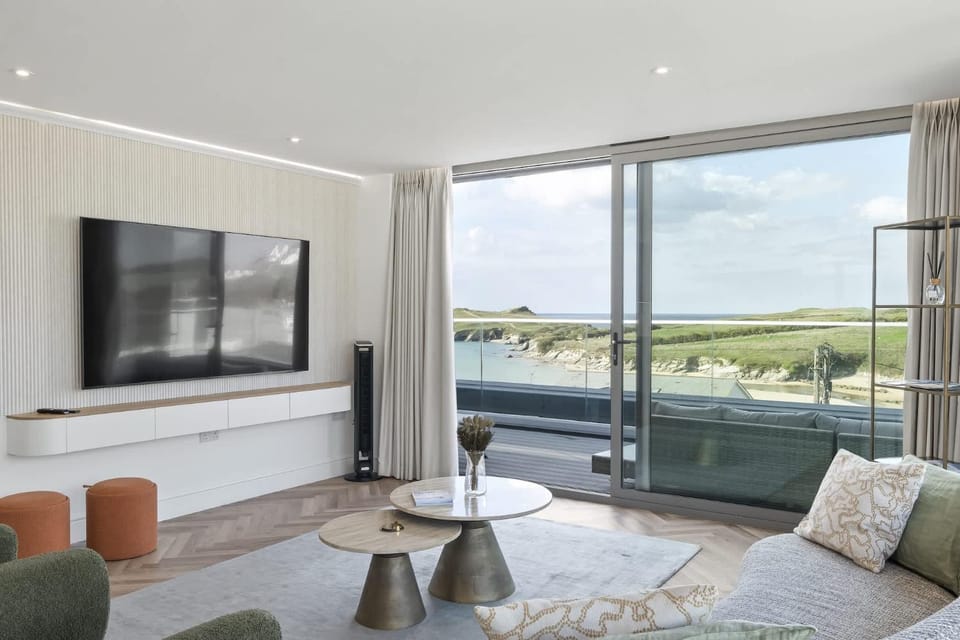 Penthouse Balcony with Expansive Sea Views Parking Apartment in Newquay