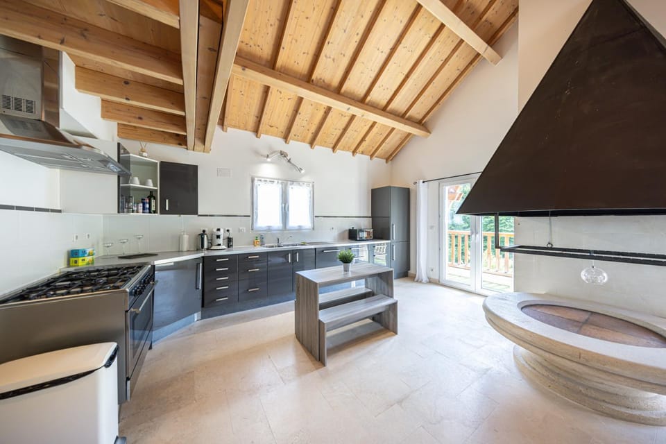 Kitchen or kitchenette, Living room, Seating area, pet friendly, stove, kitchen, kitchen