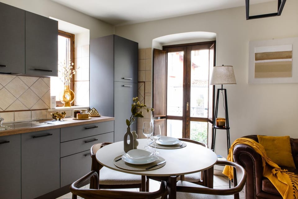 Kitchen or kitchenette, Living room, Seating area, Dining area