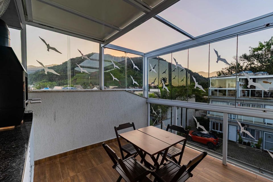 Flat com Piscina a 900m da Praia House in São Sebastião