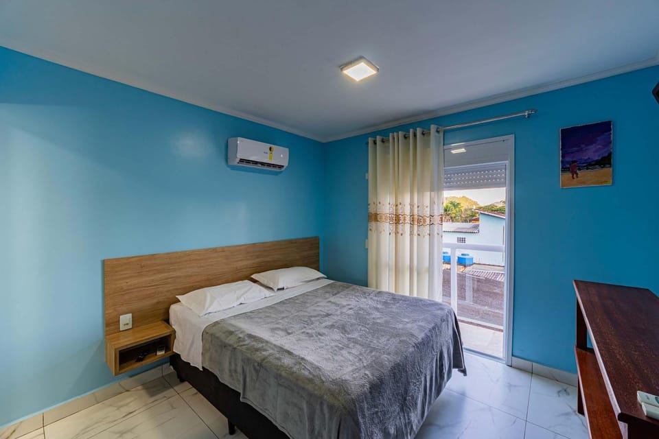 Flat com Piscina a 900m da Praia House in São Sebastião