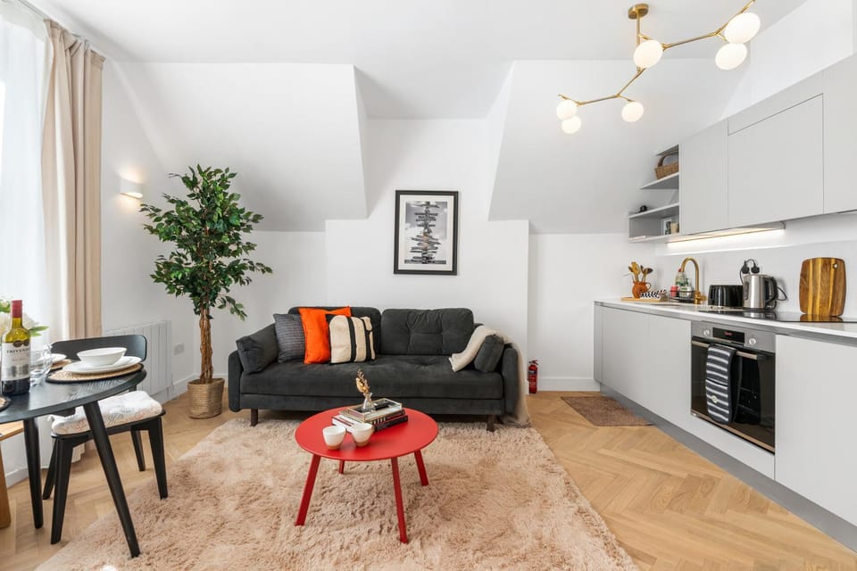 Coffee/tea facilities, Kitchen or kitchenette, Living room, Seating area, Dining area, oven, stove