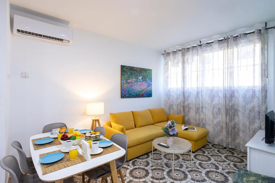TV and multimedia, Living room, Dining area, air conditioner