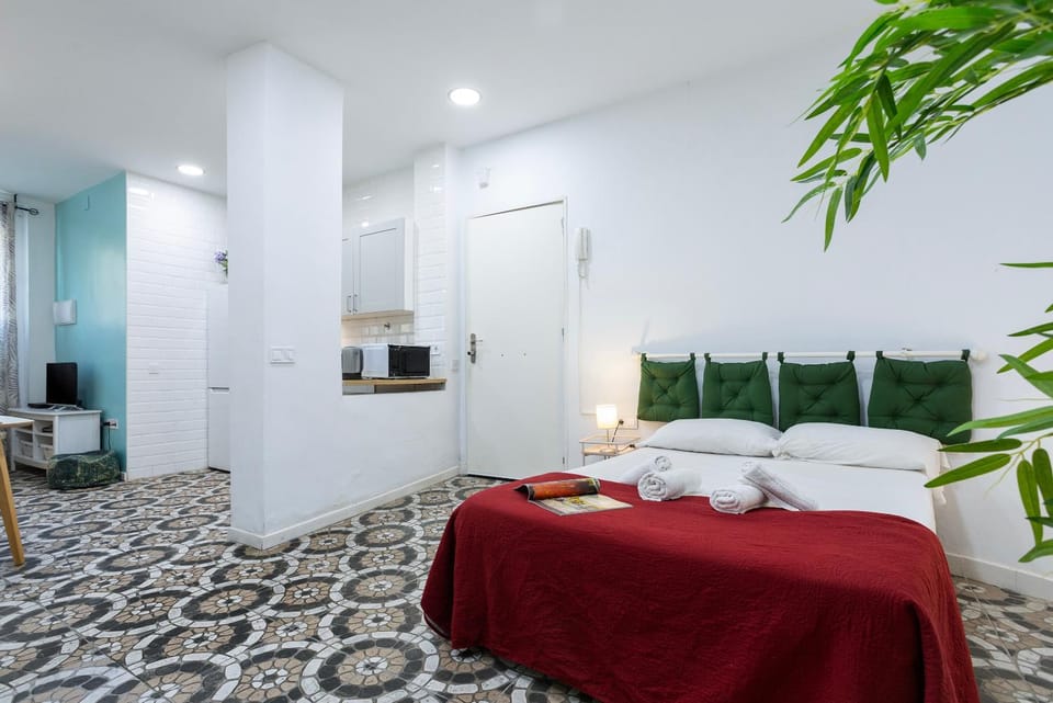 Bed, TV and multimedia, Photo of the whole room, towels