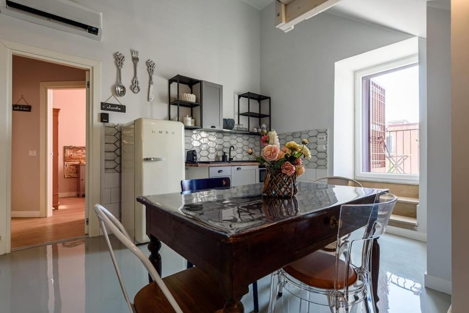 People, Kitchen or kitchenette, Living room, Seating area, Dining area, Guests, internet, oven, stove, toaster