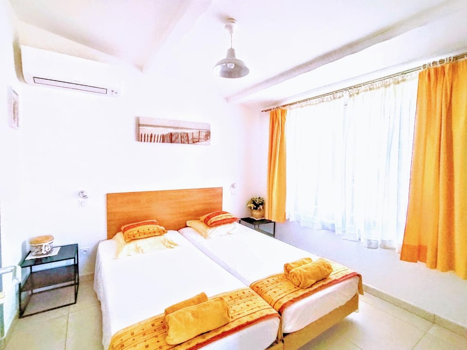 Bed, View (from property/room), View (from property/room), Photo of the whole room, Bedroom, cot, air conditioner
