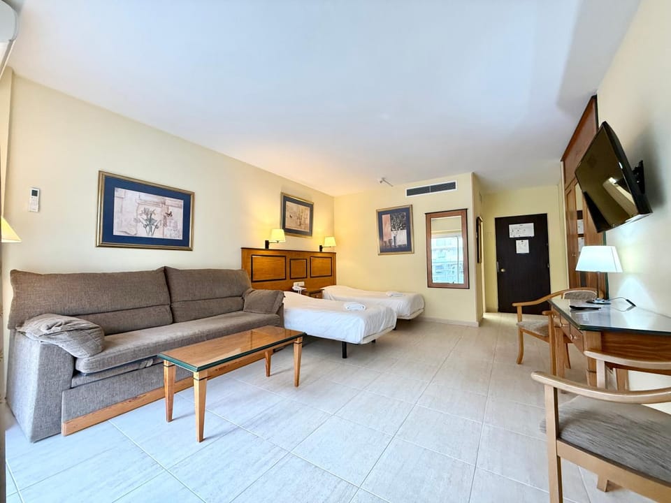 Bed, TV and multimedia, Living room, Photo of the whole room