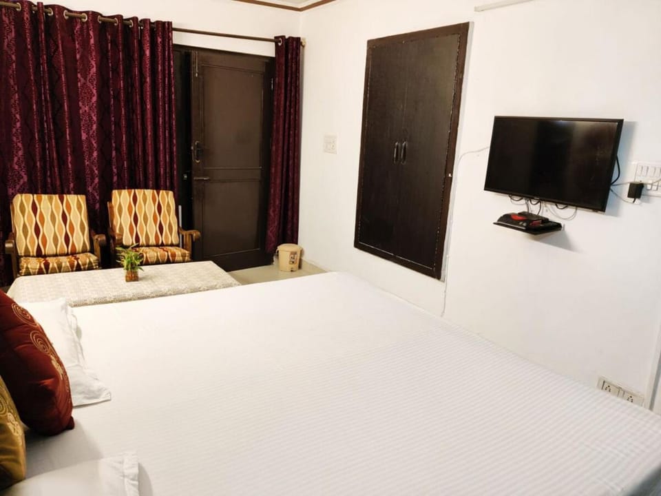 Bed, Living room, Photo of the whole room, Bedroom