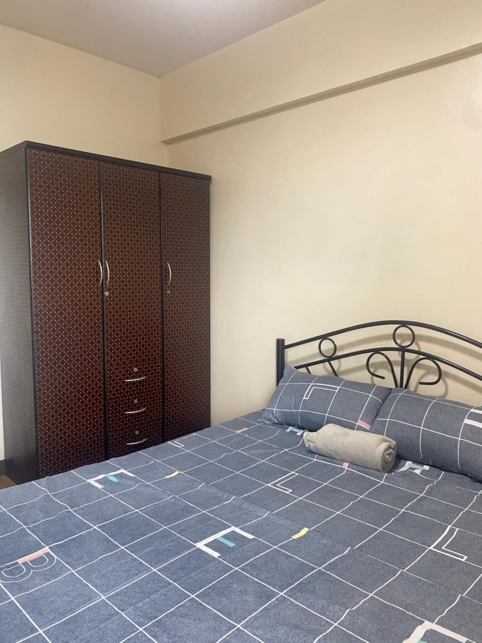 Bed, Bedroom, towels, wardrobe