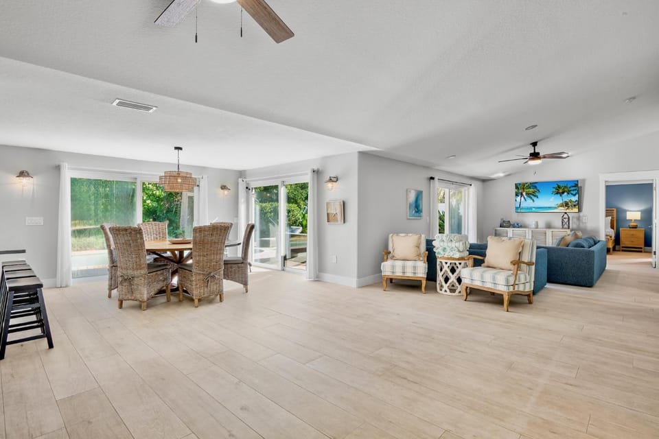 Day, Living room, Seating area, Dining area, furniture