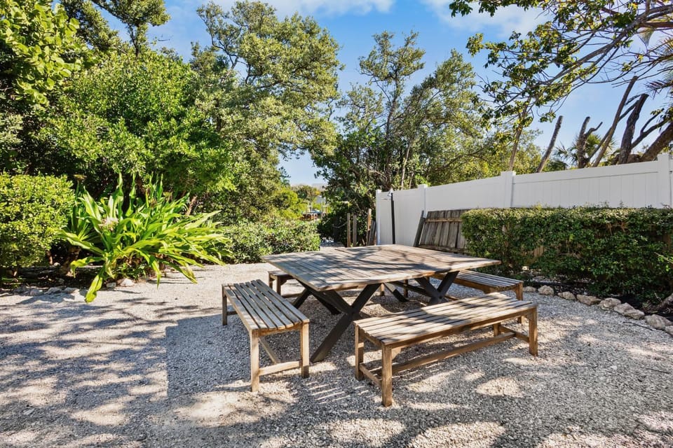 Patio, Day, Natural landscape, Garden, Seating area, Dining area, furniture