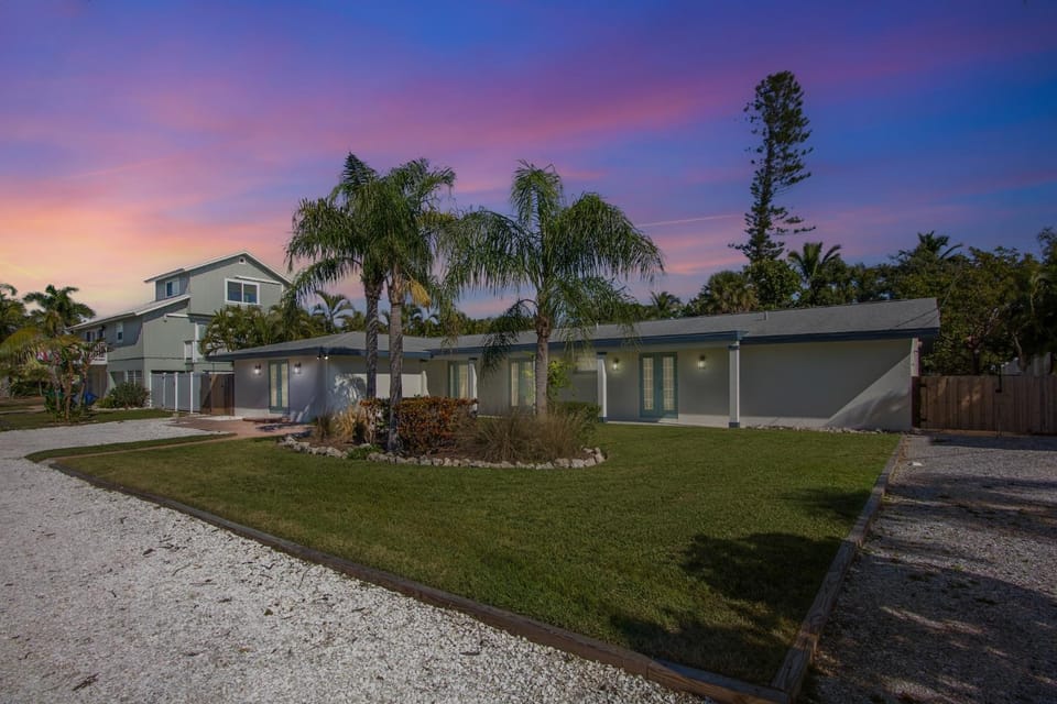 Property building, Neighbourhood, Garden, Sunset, Parking