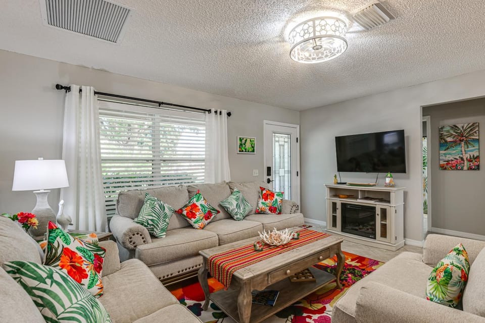 Golf, Dine & Relax Poolside! The Villages Retreat House in The Villages