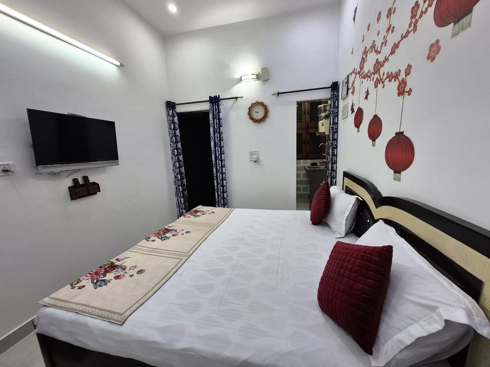 Bed, TV and multimedia, Photo of the whole room, Bedroom