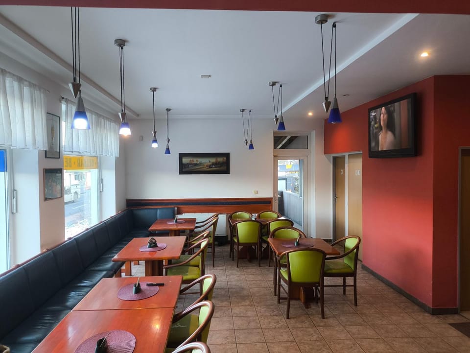 Restaurant/places to eat, TV and multimedia, Living room, Evening entertainment