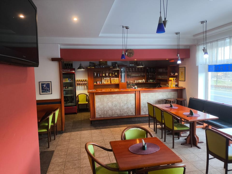 Restaurant/places to eat, Nightclub / DJ, Kitchen or kitchenette, Living room