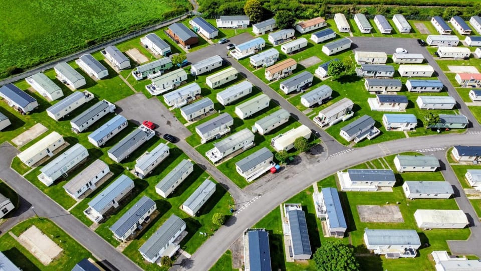 Property building, Day, Neighbourhood, Natural landscape, Bird's eye view, Location, Parking