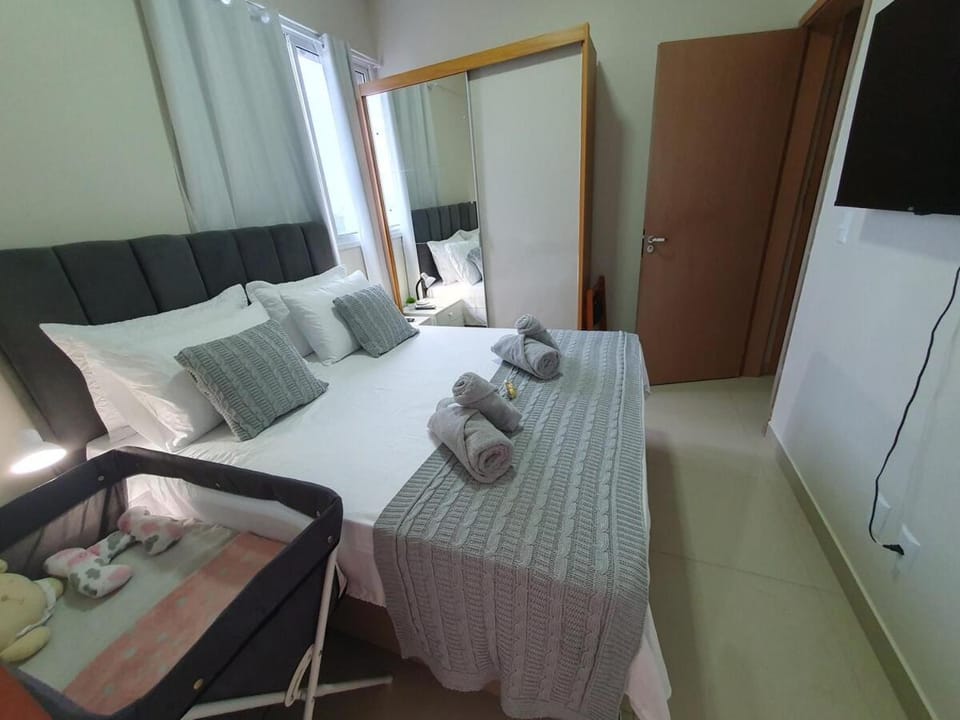 Bed, TV and multimedia, Photo of the whole room, Bedroom, cot, towels, wardrobe