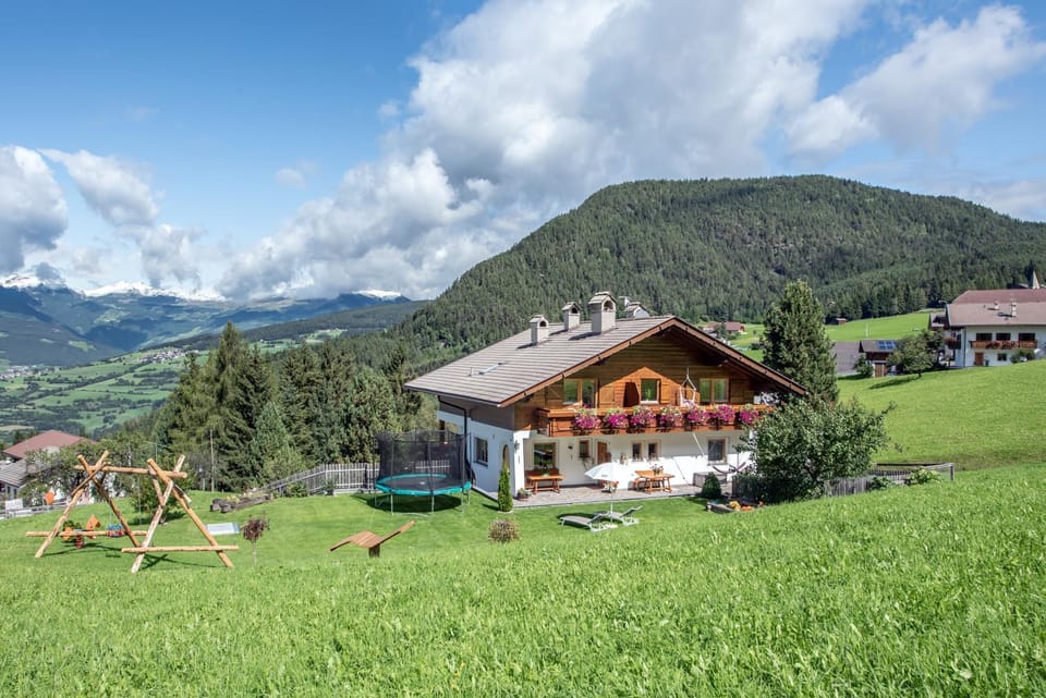 Property building, Day, Natural landscape, Garden, Garden view, Mountain view